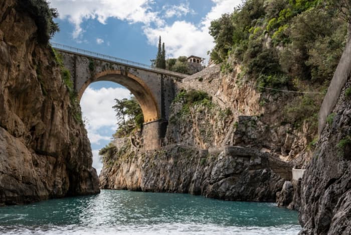 Gozzo VIVEUR: 7-uur durende tour langs de Amalfikust vanuit AMALFI