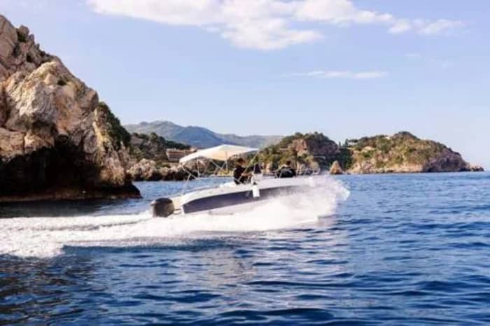 Tour in barca 3 ore a Taormina – Isola Bella, grotte e snorkeling