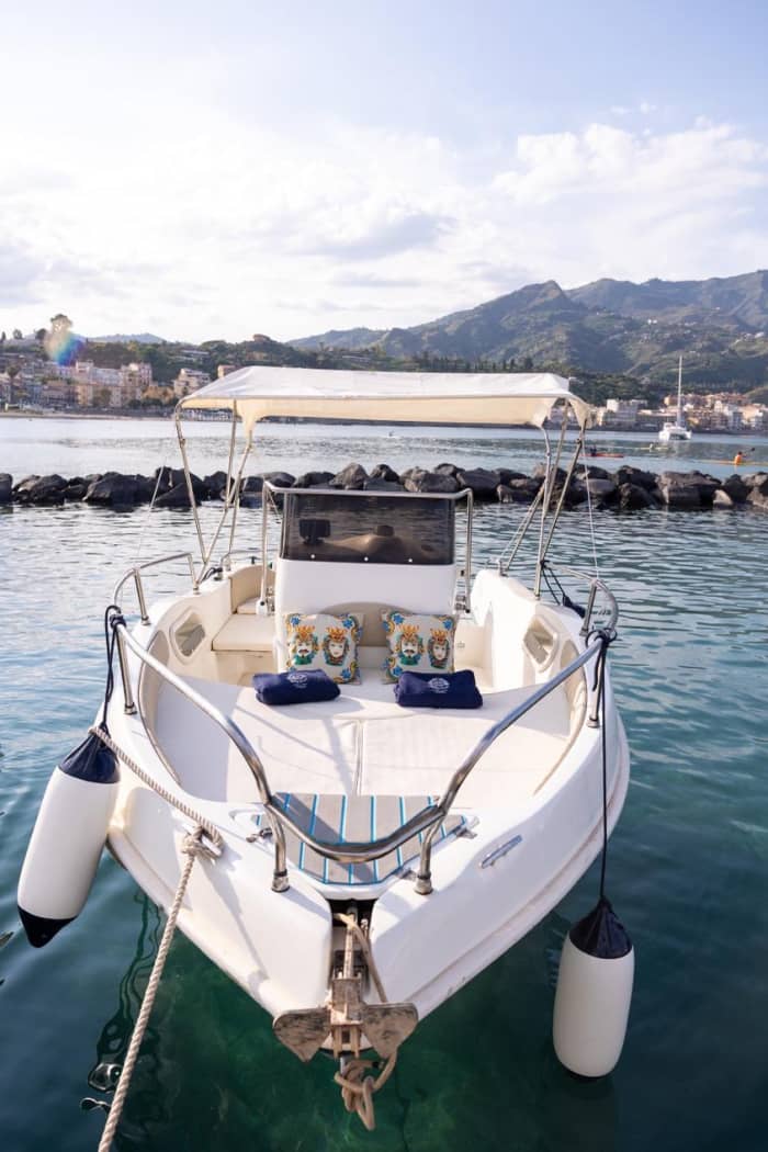 Tour in barca 3 ore a Taormina – Isola Bella, grotte e snorkeling