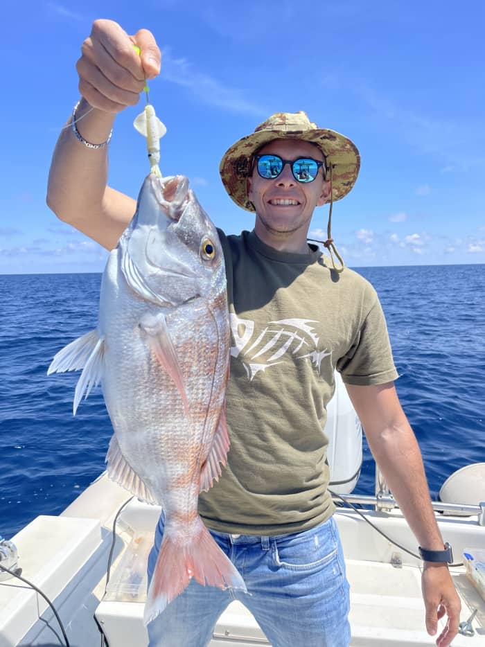 Pesca y natación en barco en Porto Cesareo: una experiencia privada.