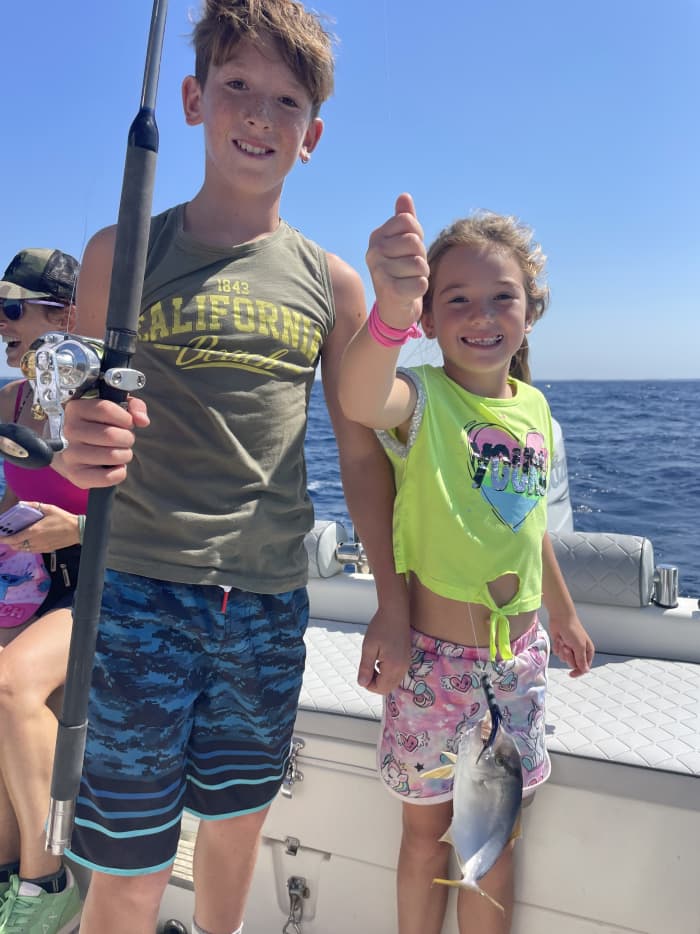 Pesca y natación en barco en Porto Cesareo: una experiencia privada.