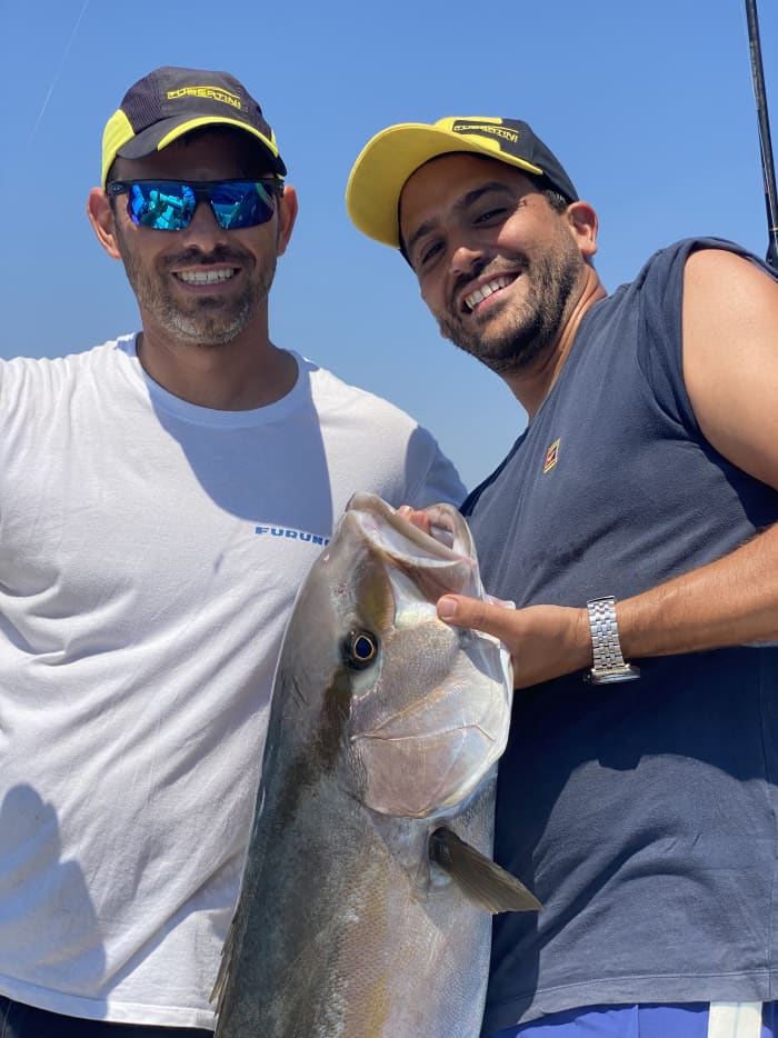 Pesca y natación en barco en Porto Cesareo: una experiencia privada.