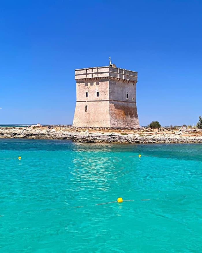 Pesca y natación en barco en Porto Cesareo: una experiencia privada.