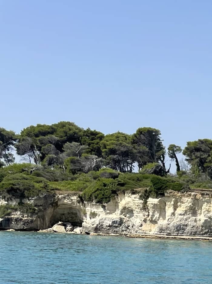 Pesca y natación en barco en Porto Cesareo: una experiencia privada.