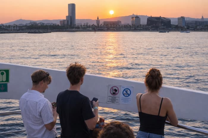 Passeio de catamarã ao pôr do sol em Barcelona