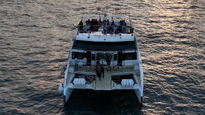 Passeio de catamarã ao pôr do sol em Barcelona