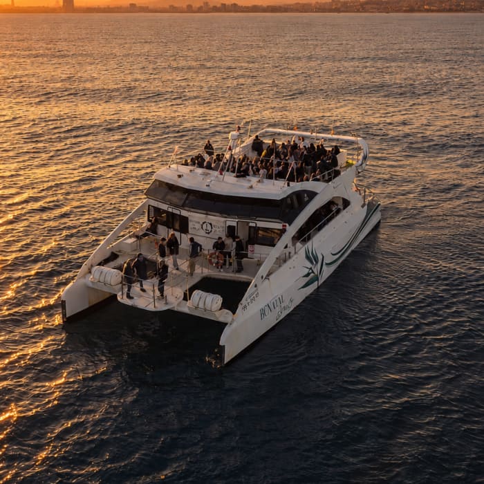 Sonnenuntergangs-Katamaran-Erlebnis in Barcelona