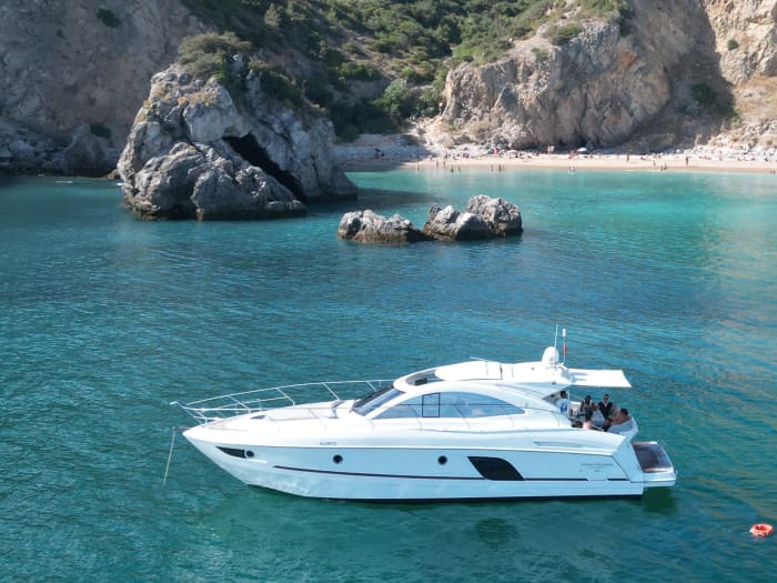 Privates Luxusyacht-Erlebnis | 4 Stunden entlang der Küste von Sesimbra und Tróia