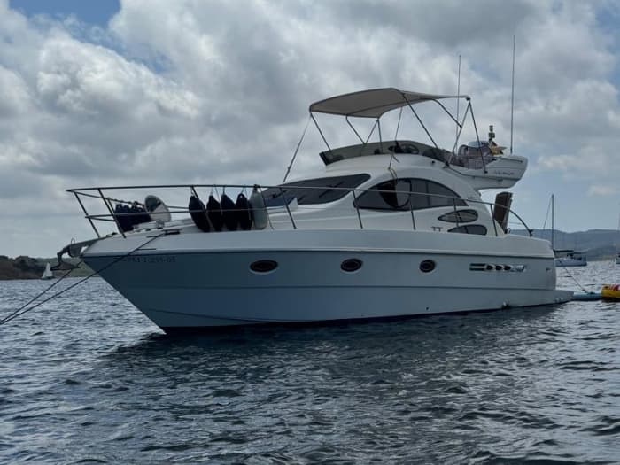 Experiencia de día completo en Saranda con un yate de lujo.