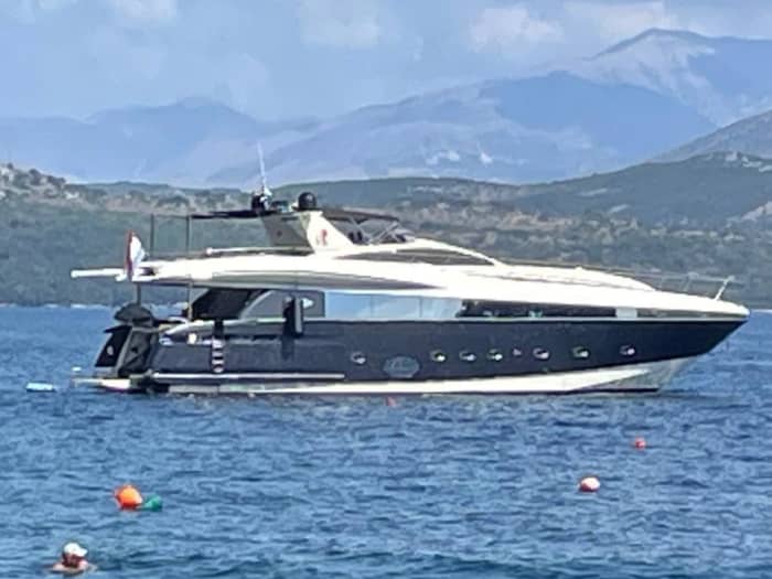 Découvrez les eaux cristallines de la Méditerranée à bord d'un yacht