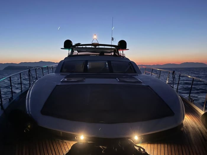 Découvrez les eaux cristallines de la Méditerranée à bord d'un yacht