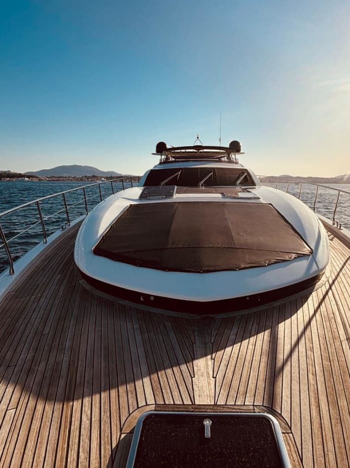 Découvrez les eaux cristallines de la Méditerranée à bord d'un yacht