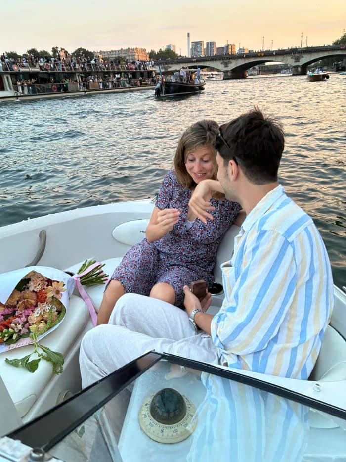 Marriage proposal on the Seine