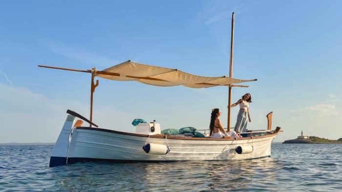 Alcudia, Mallorca: Private tour in a traditional boat to the lighthouse island
