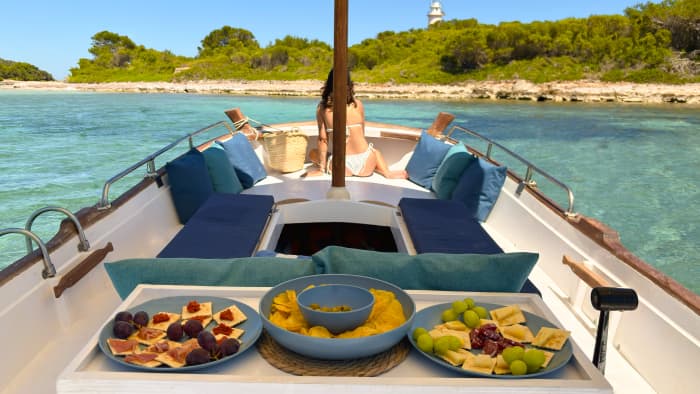 Alcudia, Mallorca: Private tour in a traditional boat to the lighthouse island