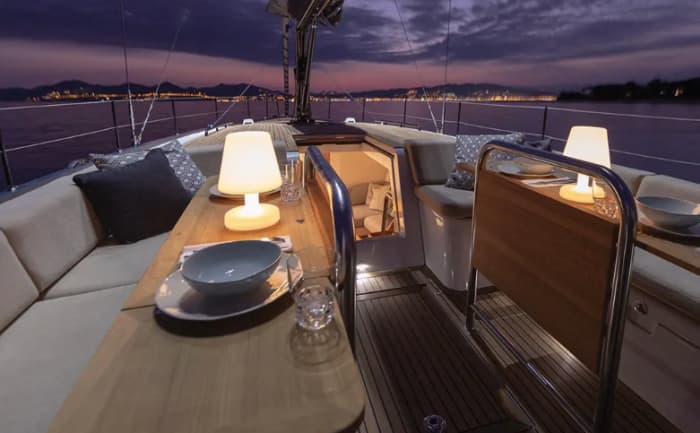 EEN EXTRA BELEEFDE ERVARING DOOR IBIZA EN ES VEDRÀ AAN BOORD VAN EEN 17 METER LANGE LUXE ZEILBOOT MET KAPITEIN