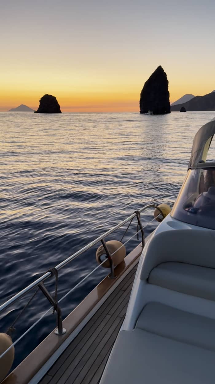 Une journée dans les îles Éoliennes — Huit heures entre Lipari et Vulcano avec apéritif, vin et produits locaux.

Accès optionnel aux autres îles.