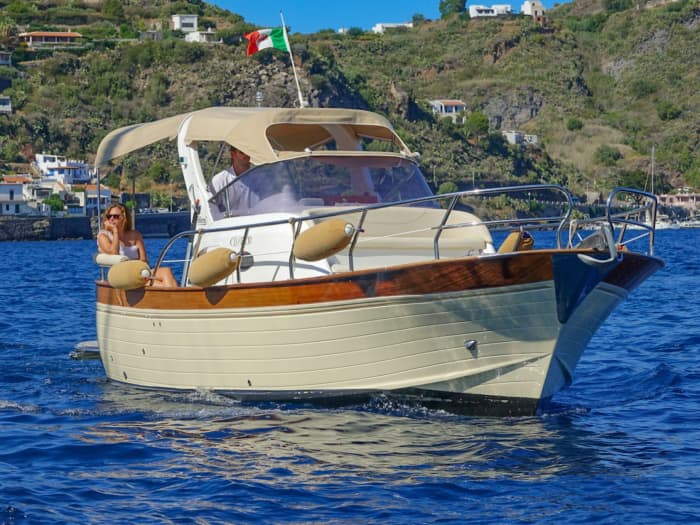 Une journée dans les îles Éoliennes — Huit heures entre Lipari et Vulcano avec apéritif, vin et produits locaux.

Accès optionnel aux autres îles.