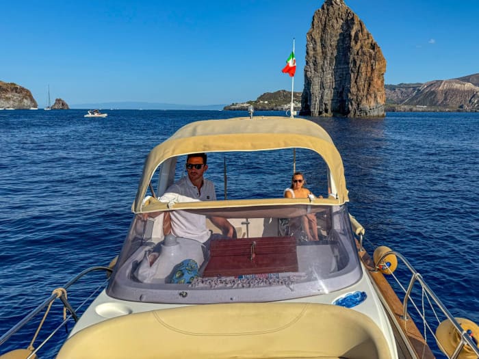 Une journée dans les îles Éoliennes — Huit heures entre Lipari et Vulcano avec apéritif, vin et produits locaux.

Accès optionnel aux autres îles.