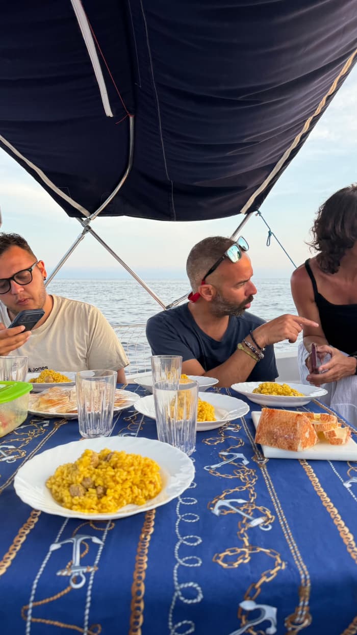 Escursione in barca a vela di mezza giornata tra Portofino e San Fruttuoso con aperitivo e degustazione di vini.