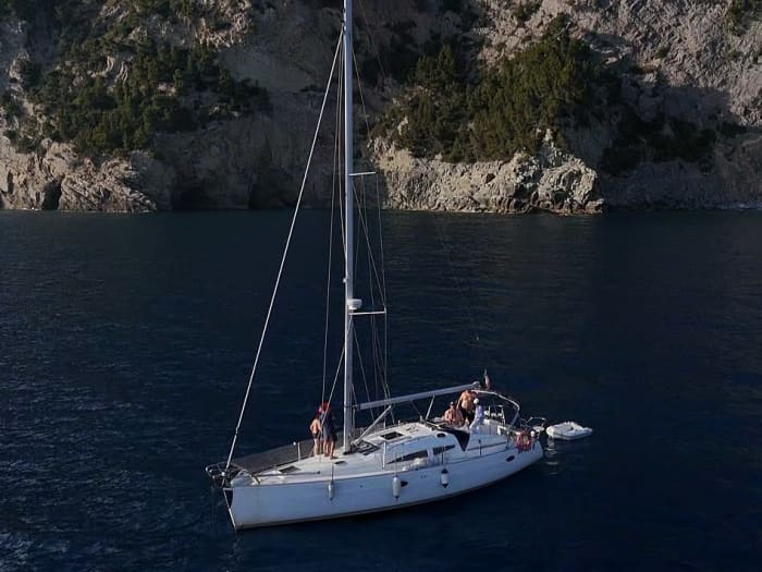 Escursione in barca a vela di mezza giornata tra Portofino e San Fruttuoso con aperitivo e degustazione di vini.