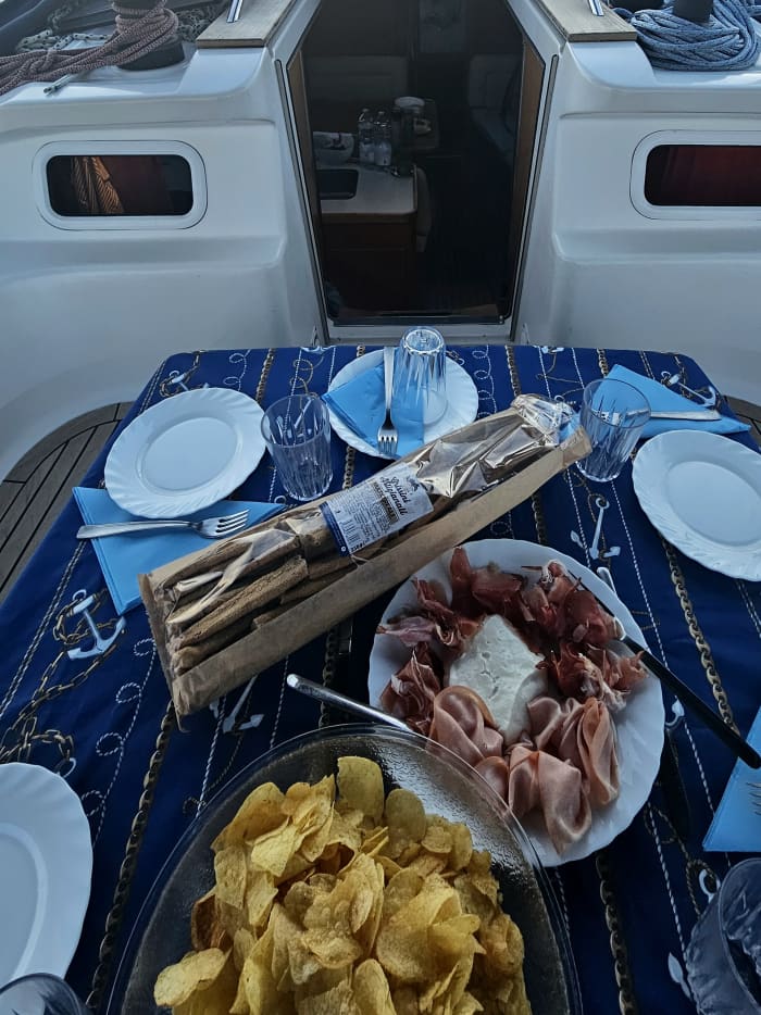 Escursione in barca a vela di mezza giornata tra Portofino e San Fruttuoso con aperitivo e degustazione di vini.
