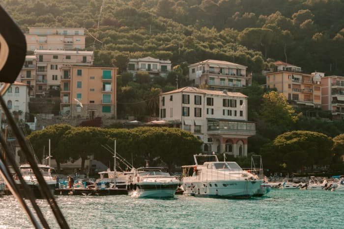 Escursione in barca a vela di mezza giornata tra Portofino e San Fruttuoso con aperitivo e degustazione di vini.