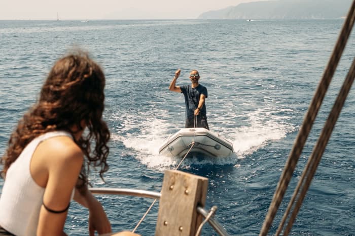 Escursione in barca a vela di mezza giornata tra Portofino e San Fruttuoso con aperitivo e degustazione di vini.