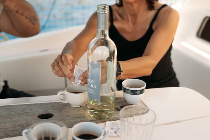 Escursione in barca a vela di mezza giornata tra Portofino e San Fruttuoso con aperitivo e degustazione di vini.
