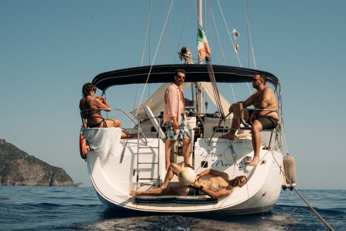 Escursione in barca a vela di mezza giornata tra Portofino e San Fruttuoso con aperitivo e degustazione di vini.