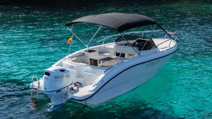 Private boat trip through the crystal-clear waters of Mallorca