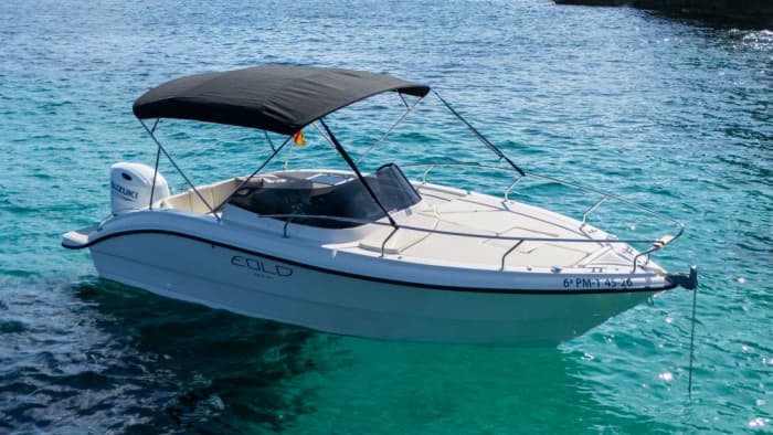 Private boat trip through the crystal-clear waters of Mallorca