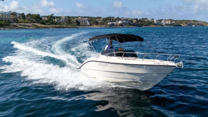Private boat trip through the crystal-clear waters of Mallorca