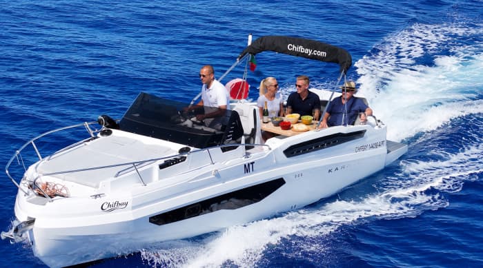 Excursion privée en bateau à Madère : falaises, baignade et découverte du littoral