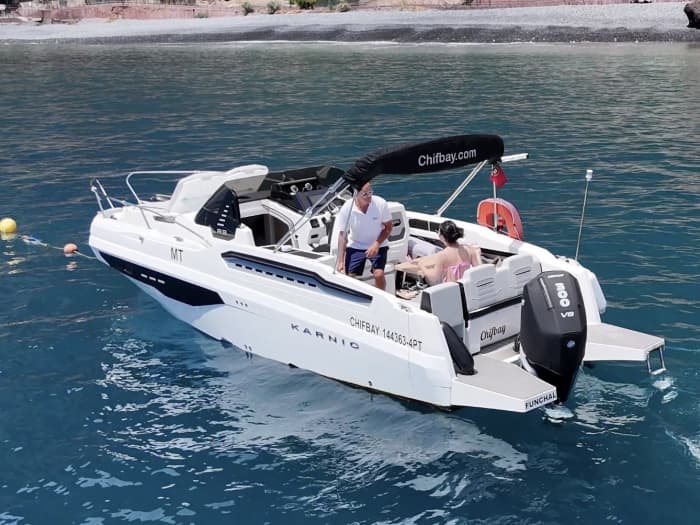 Excursion privée en bateau à Madère : falaises, baignade et découverte du littoral