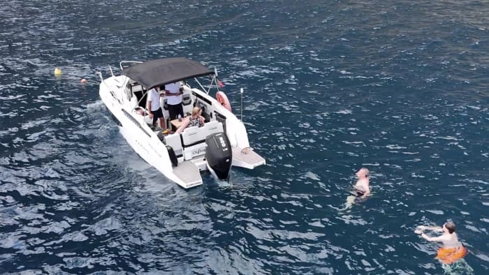 Excursion privée en bateau à Madère : falaises, baignade et découverte du littoral