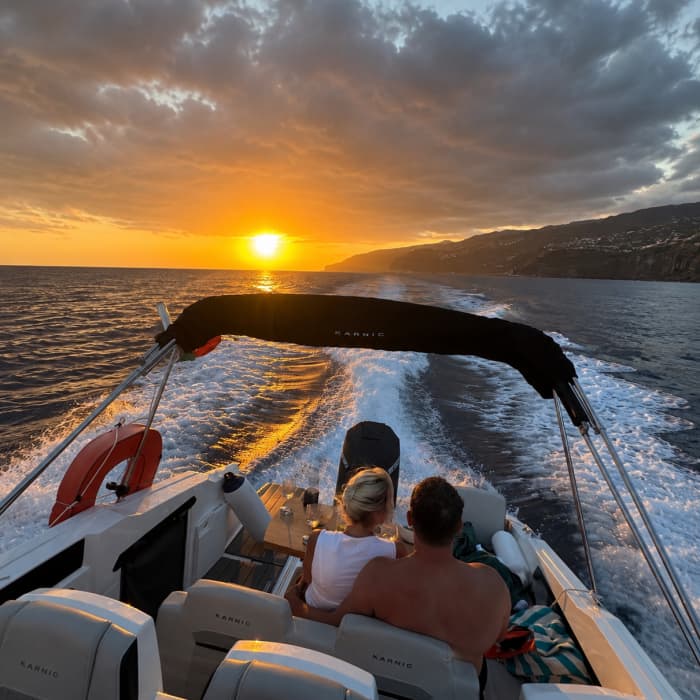 Private Bootsfahrt bei Sonnenuntergang auf Madeira: Goldene Küste und Cabo Girão