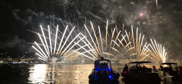 POKAZY FAJERWERKÓW W ZATOCE CANNES (LIPIEC/SIERPIEŃ)