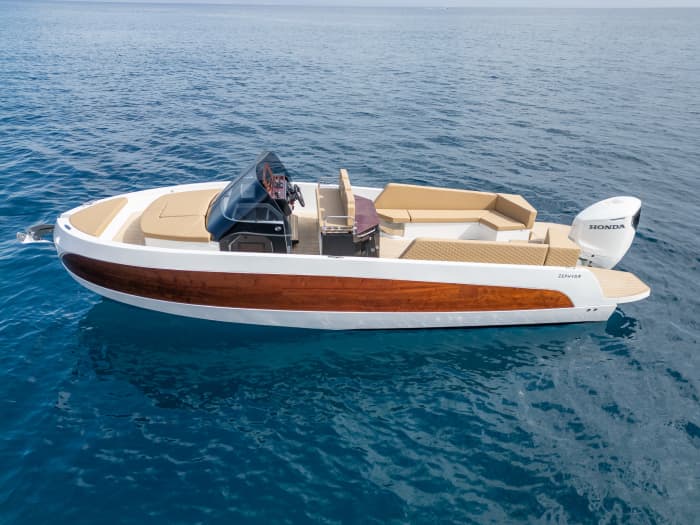 Day trip by boat along the Costa Brava from Llançà