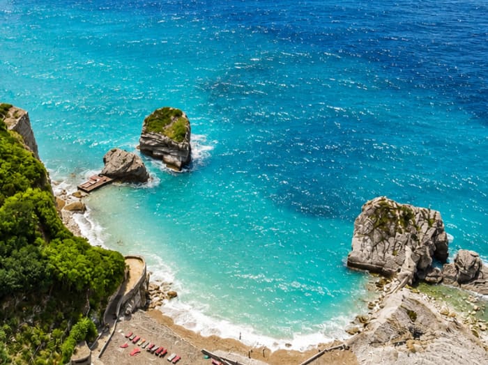 Escapade balnéaire de premier choix : plages, grottes et zones de baignade