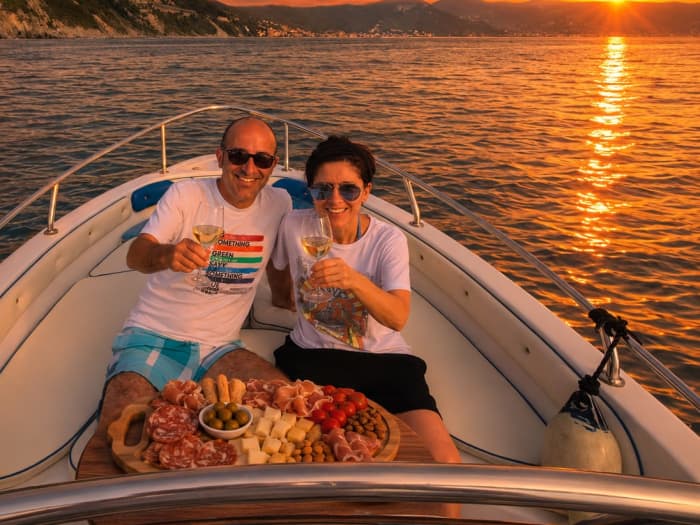 Aperitif bei Sonnenuntergang auf Gallinara Island - Geführte Motorboottour