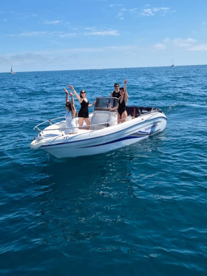 Tour privato in barca all’isola Gallinara: relax, snorkeling e incontri con delfini e tartarughe