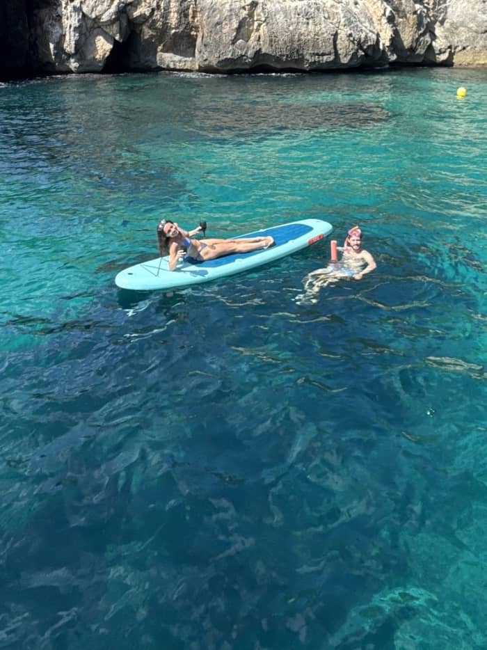 8 uur - Vaar langs de geheime baaien van Menorca en beleef een dag als een local.