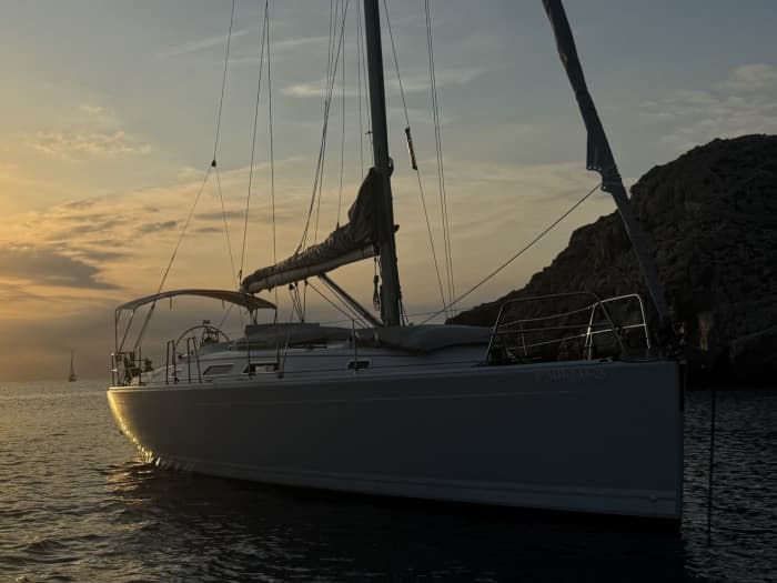8 uur - Vaar langs de geheime baaien van Menorca en beleef een dag als een local.