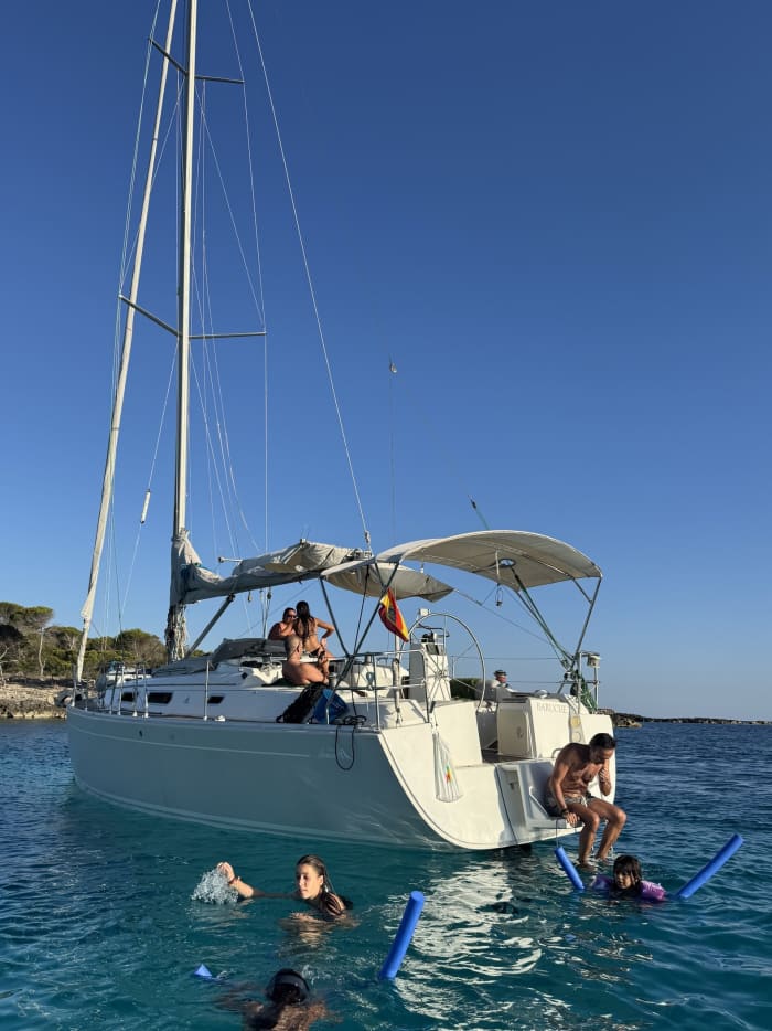 8 uur - Vaar langs de geheime baaien van Menorca en beleef een dag als een local.