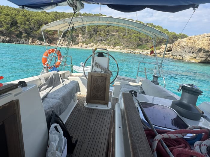 8 uur - Vaar langs de geheime baaien van Menorca en beleef een dag als een local.