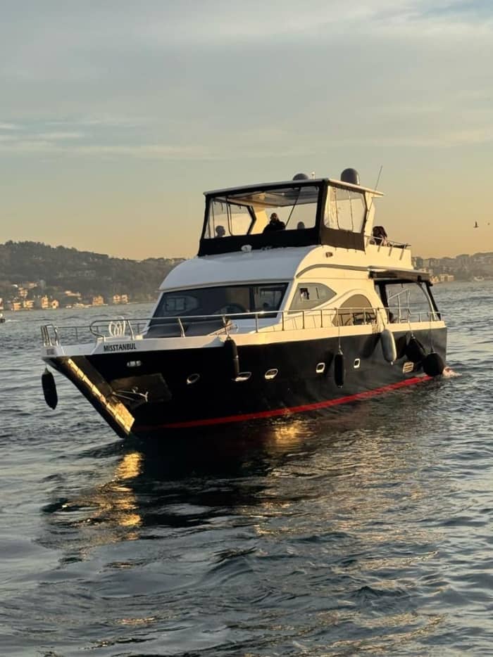 Istanbul Islands Swimming Tour – Luxury Yacht for 23 Guests