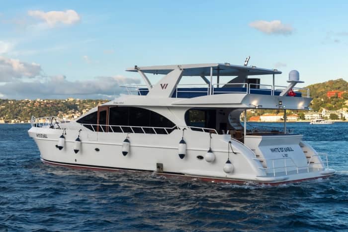80-Person Mega Yacht Bosphorus Tour – Istanbul