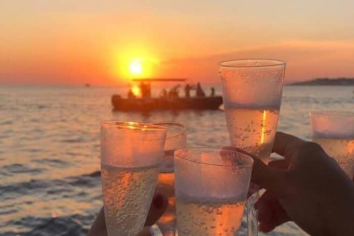 ZONSONDERGANGBELEVING – APERITIEF BIJ ZONSONDERGANG TUSSEN DE GROTTEN VAN LEUCA