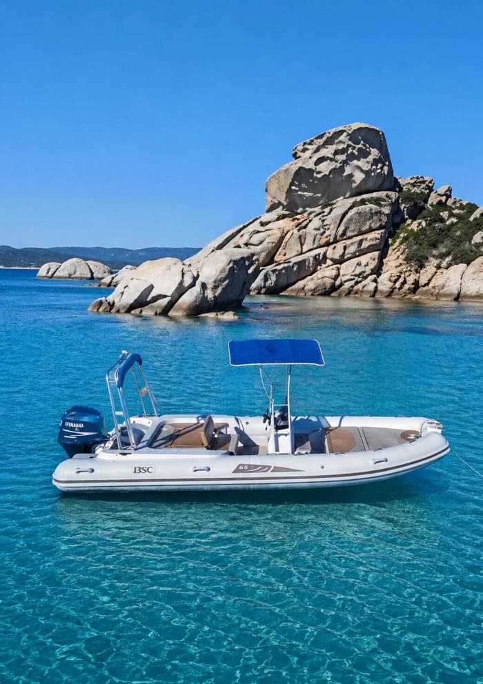 Excursión al archipiélago de La Maddalena en velero BSC 65 con patrón (medio día, 4 horas).